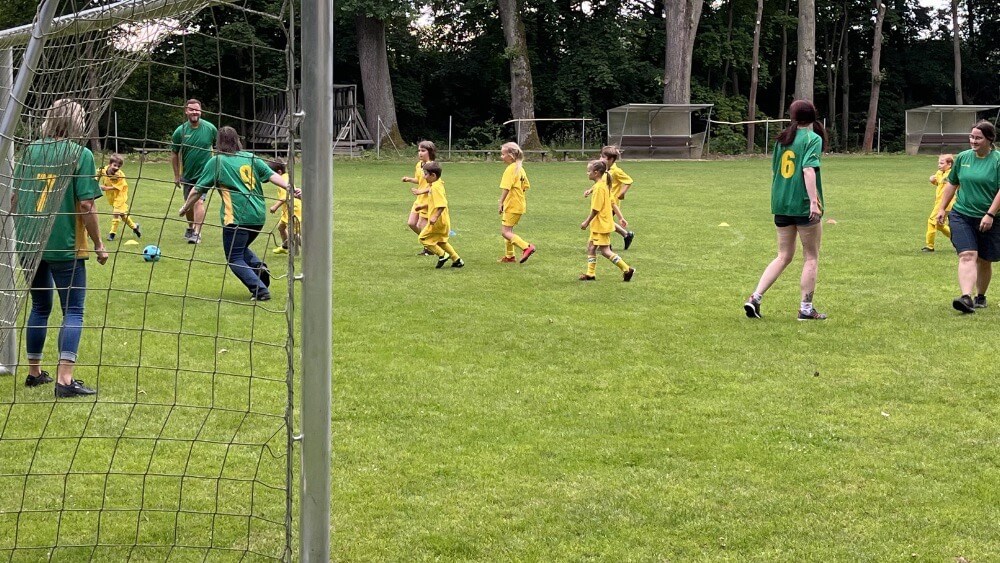 Maminky hrají proti dětem při sranda matchi TJ Sokol Sdálec