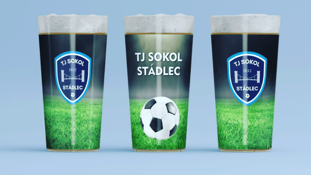Vítězný návrh kelímků kombinuje zelený trávník, tmavé nebe, logo Sokola a fotbalový míč