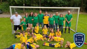 Sranda zápas ve fotbale. Děti proti rodičům. TJ Sokol Stádlec